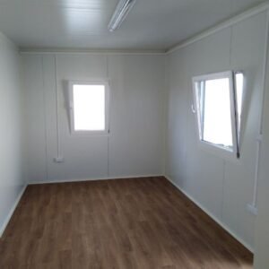 Contêiner escritório 18 m² com instalações sanitárias: conforto e isolamento ideal