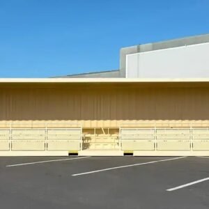 Novo contentor High Cube de 40 pés com bancadas para 74 lugares.