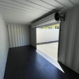 Contentor marítimo de 20 pés, viagem única, com porta de enrolar.